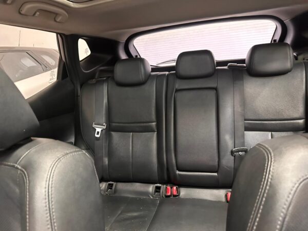 Nissan sillines dentro