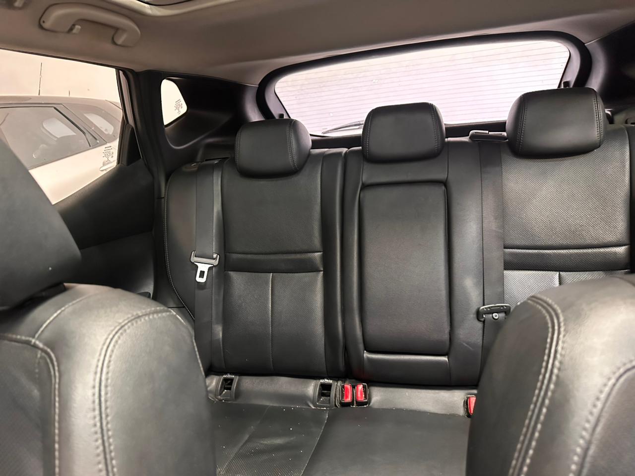Nissan sillines dentro