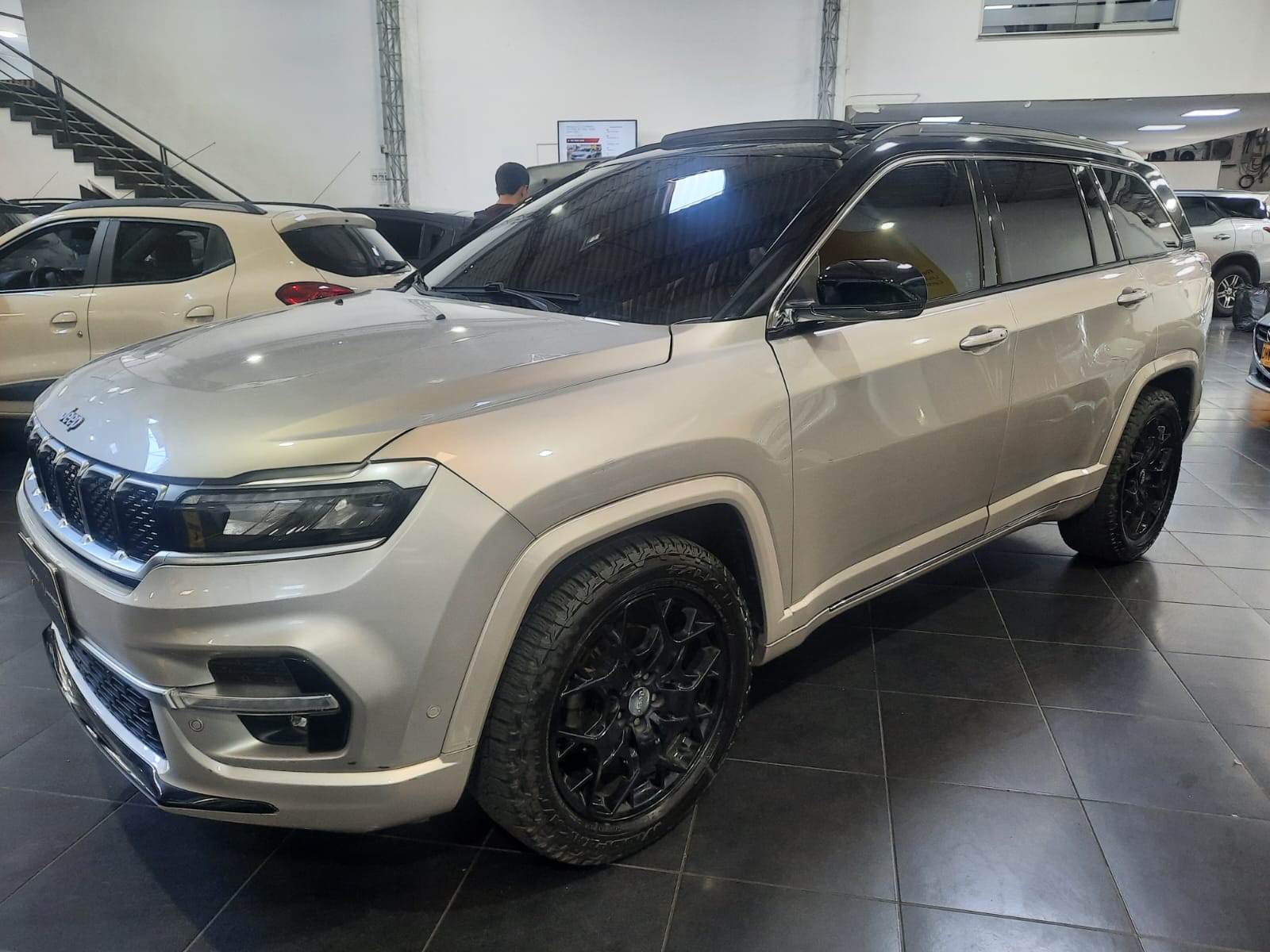 JEEP COMMANDER OVERLAND AT 4X2 1300 LUK266